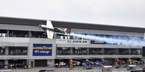 低い！ 室屋が富士スピードウェイでアクロバット飛行…SUPER GT 第5戦