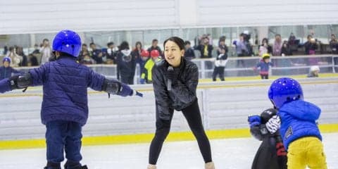 浅田真央＆舞が埼玉でスケート教室を開催。緊張気味の子どもたちも徐々に滑れるように