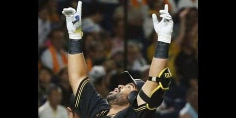 来日初の満塁弾！阪神・ロサリオが前回完封の内海からバックスクリーン弾！