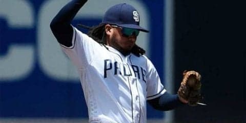 【MLB】パドレス遊撃手が驚愕の“膝立ち大遠投”の美技　ファン熱狂「桁違い」「別次元」