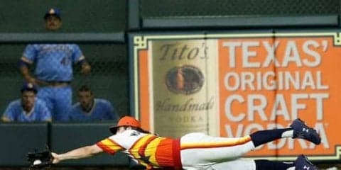 【MLB】アストロズ外野手、地面スレスレで“長打強奪”　敵ファンも「脱帽」の超美技