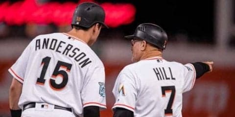 ヘルメットにレタス!?　MLBコーチが披露した珍猛暑対策が大きな話題に