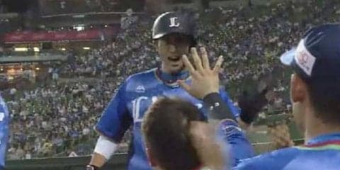 西武外崎が痛烈アップルパンチ！　4回に17号ソロで試合を振り出しに戻す