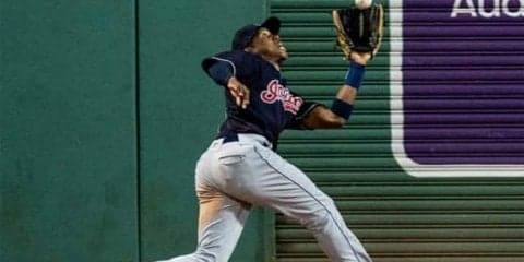 【MLB】インディアンス外野手が「ザ・キャッチ」!?　超美技に「メイズそっくり」の声