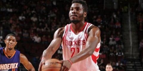 『下手投げフリースロー』の名手、チナヌ・オヌアクがキャンプ契約を勝ち取る