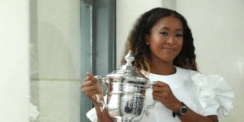 大坂、快挙Vから1日経ち「少しずつ実感出てきた」。コムデギャルソンの白いドレスで記念フォトセッションに登場[全米オープン]