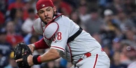【MLB】本塁後方から球速148キロの“鬼肩”…フィリーズ捕手の「危険」な送球が凄い