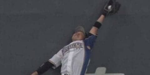 日本ハム近藤が圧巻の美技！　ジャンプ一番、臀部から着地もボール離さず