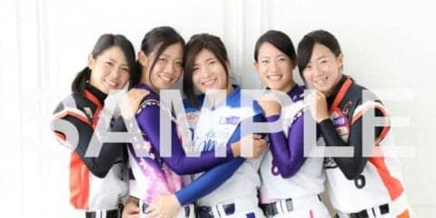 女子プロ野球ブロマイド写真が大ヒット中　第6弾は好評「取材オフショット」