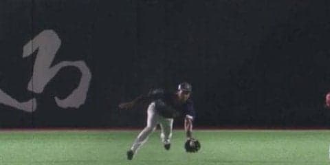 オリックス宗が華麗なダイビングキャッチ　捕球後2回転もボール離さず