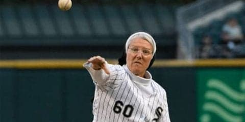 【MLB】今度は「チェンジアップ」!?　驚愕投球のスーパー修道女が2度目の始球式登板