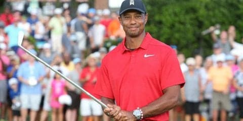 歓喜のギャラリーがフェアウェイになだれ込む熱狂と裏腹に 冷静だったタイガー最終日のゲームプラン