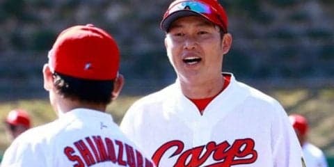 広島、引退表明の新井が歓喜の胴上げ　「最後は自分のところに飛んで来い」