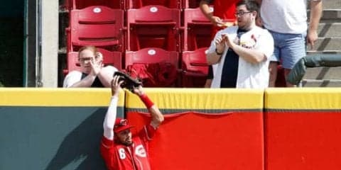 【MLB】ジャンプ交錯もがっちり捕球　名中堅手の美技にファン「ビリーは落とさない」
