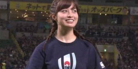 笑顔が眩しい　女優・橋本環奈さんが始球式で豪快フォーム披露