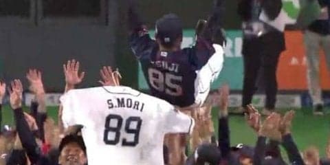 西武・辻監督、歓喜の胴上げ　亡き森コーチへ捧ぐ「今年こそ勝つんだと」