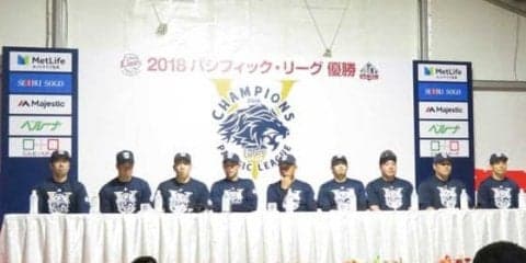 西武、歓喜のビールかけ　亡き森コーチも“参加”し喜び分かち合う