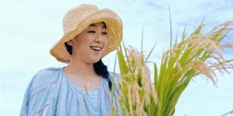 浅田真央が稲刈り初挑戦！歌声も披露するCM「新潟米コシヒカリ 収穫篇」放映