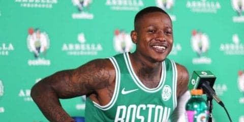 長らく服役していた父が出所、晴れ姿を見せる機会を心待ちにするテリー・ロジアー