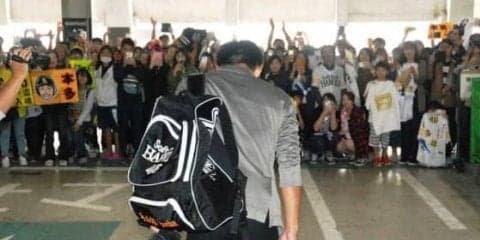 引退試合の鷹・本多、待ち受けたファンに深々一礼「力を振り絞って頑張ります」