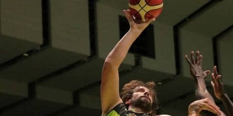 勝負どころでの波状攻撃が光ったレバンガ北海道、大阪を相手に前日のリベンジ成功