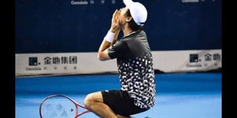 大ケガを経てツアー初Ｖの西岡良仁。励まし続けた母の万感の想い