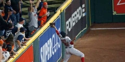 【MLB】ベッツ本塁打強奪キャッチ　フェンス際飛球にファン後ずさり「昨日から学んだ」