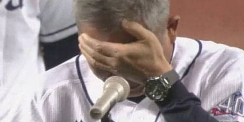 西武辻監督、セレモニーで号泣　嗚咽漏らし「悔しい」、試合後に来季続投が正式決定