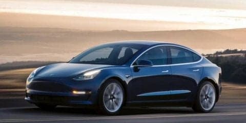 テスラEV、車載モニターでゲームが可能に…操作はステアリングスイッチ