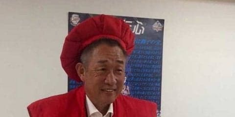 還暦の西武辻監督、赤いちゃんちゃんこでくじ引き“勝利”願う「左手で引く」