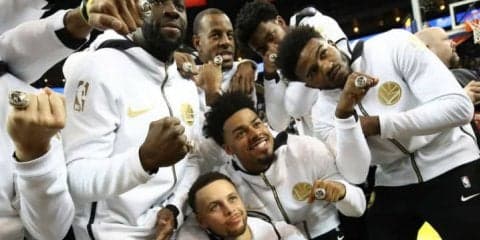 絶好調のステフィン・カリー、3回目のシーズンMVP獲得を阻むのはウォリアーズ？