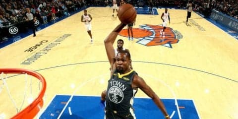 絶好調のケビン・デュラント、第4クォーターに25得点を集中しニックスを粉砕