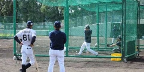オリックス“30代コンビ”がランチ特打で快音　T-岡田が驚愕の150メートル弾