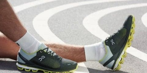 ソフトな着地とパワフルな蹴り出しが特徴のランニングシューズ「クラウドサーファー」発売