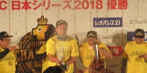 鷹、歓喜のビールかけ　柳田「日本一の乾杯の音頭いただきます！　最高～！」3000本が20分で泡