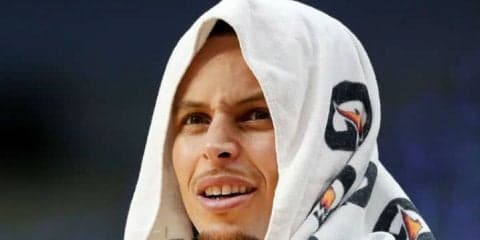 ウォリアーズのステフィン・カリーが危機一髪、高速道路で交通事故に逢う