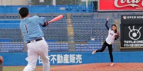 美しき「野球女子」坪井ミサトが笑顔で魅了　岩村氏との1打席対決に勝利
