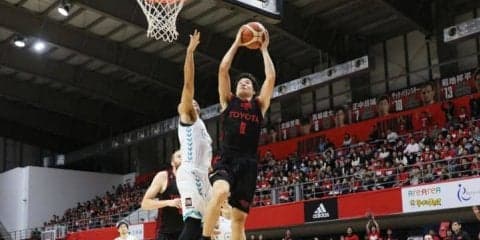 ボールへの執着心を40分間見せ続けたアルバルク東京、馬場雄大の一発で混戦に決着