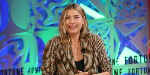 選手がバカンスに集まるネッカー島。シャラポワも有名実業家からチェスレッスンを受ける。