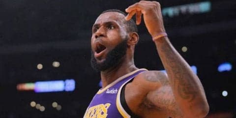 レイカーズ4連勝、42得点のレブロン・ジェームズは自分のことは語らず若手を称賛