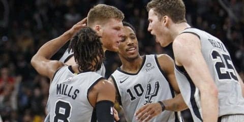 ダービス・ベルターンス＆ヤコブ・パートル、スパーズの伏兵がレイカーズを粉砕