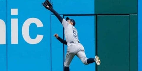 イチローの本塁打“強奪”で幕開け…MLB公式の2018年フェンス際美技集が凄い