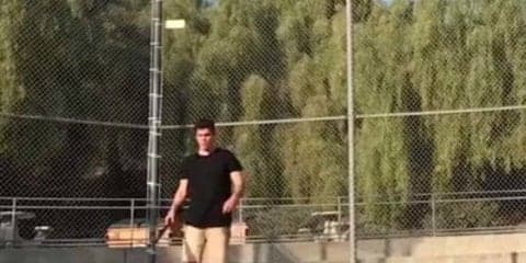 こんな打撃見たことない…MLB公式が公開、ひねり入り宙返り→ジャストミート!?