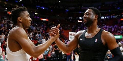 ドノバン・ミッチェルが『師匠』ウェイドに引退記念のロッキングチェアを贈呈