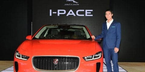 錦織「届きました！」。ジャガー初のEVプロトタイプを贈られる