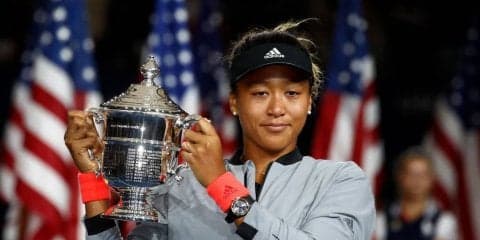 大坂なおみ 自身の「全米オープン」優勝の記念切手を手に喜ぶ