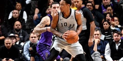 スパーズのデマー・デローザン、ゲン担ぎはハーフタイムのキックス変更