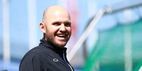 去就注目のレアード“ダサい”セーター姿にファン驚愕　「どこで売ってるの？」