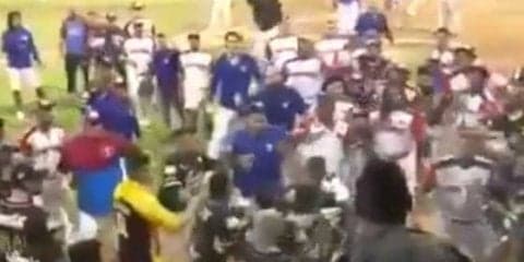 ウインターリーグで起きた“大乱闘”が超過激！　衝撃映像にファンあ然「なんてこった」