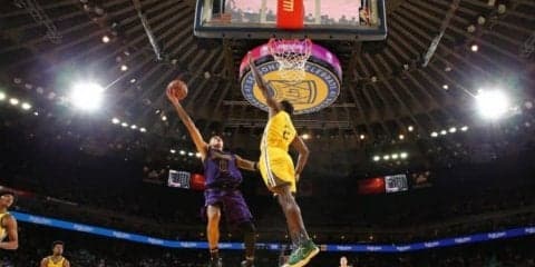 レブロンが負傷交代も、レイカーズがウォリアーズとのクリスマスゲームに勝利